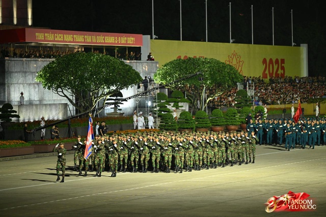 C&aacute;c chiến sĩ vẫy tay tạm biệt người d&acirc;n, kh&eacute;p lại đ&ecirc;m Tổng hợp luyện đầu ti&ecirc;n đ&aacute;ng nhớ- Ảnh 50.