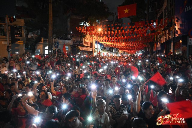 C&aacute;c chiến sĩ vẫy tay tạm biệt người d&acirc;n, kh&eacute;p lại đ&ecirc;m Tổng hợp luyện đầu ti&ecirc;n đ&aacute;ng nhớ- Ảnh 68.