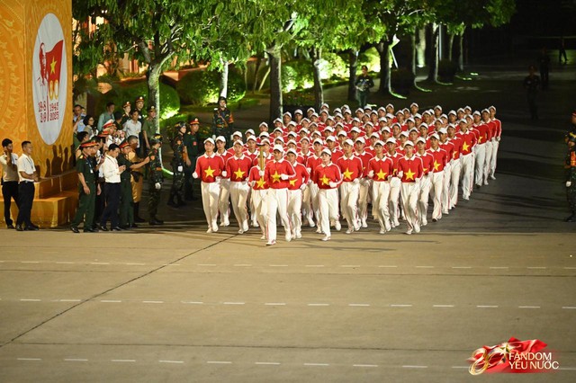C&aacute;c chiến sĩ vẫy tay tạm biệt người d&acirc;n, kh&eacute;p lại đ&ecirc;m Tổng hợp luyện đầu ti&ecirc;n đ&aacute;ng nhớ- Ảnh 65.