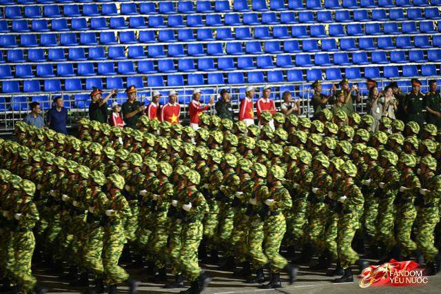 C&aacute;c chiến sĩ vẫy tay tạm biệt người d&acirc;n, kh&eacute;p lại đ&ecirc;m Tổng hợp luyện đầu ti&ecirc;n đ&aacute;ng nhớ- Ảnh 46.