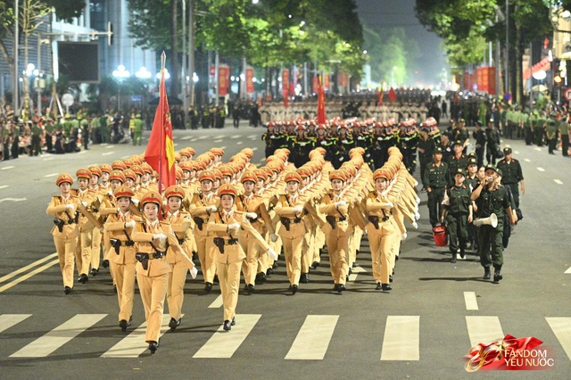 C&aacute;c chiến sĩ vẫy tay tạm biệt người d&acirc;n, kh&eacute;p lại đ&ecirc;m Tổng hợp luyện đầu ti&ecirc;n đ&aacute;ng nhớ- Ảnh 34.