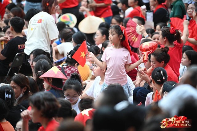 C&aacute;c chiến sĩ vẫy tay tạm biệt người d&acirc;n, kh&eacute;p lại đ&ecirc;m Tổng hợp luyện đầu ti&ecirc;n đ&aacute;ng nhớ- Ảnh 85.