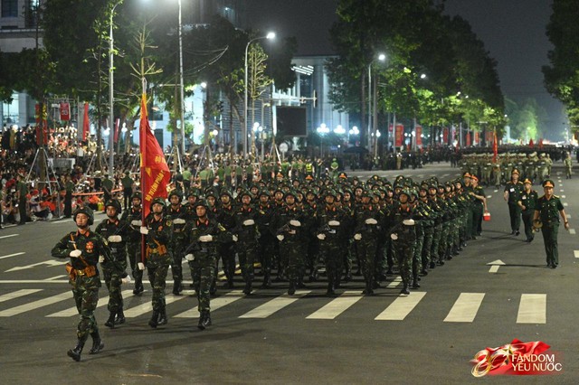 C&aacute;c chiến sĩ vẫy tay tạm biệt người d&acirc;n, kh&eacute;p lại đ&ecirc;m Tổng hợp luyện đầu ti&ecirc;n đ&aacute;ng nhớ- Ảnh 18.