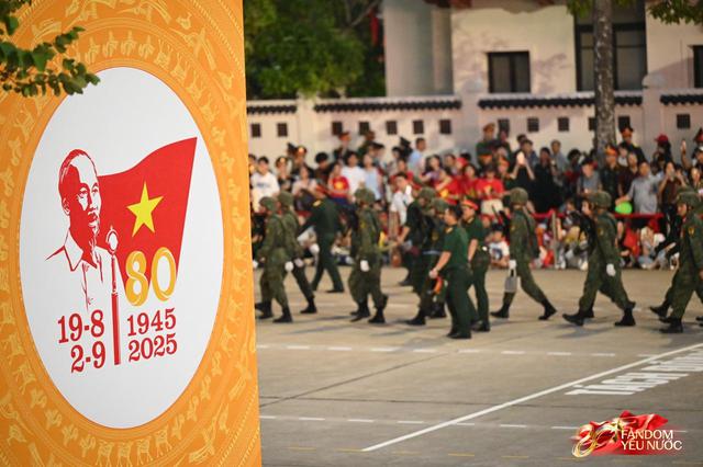 C&aacute;c chiến sĩ vẫy tay tạm biệt người d&acirc;n, kh&eacute;p lại đ&ecirc;m Tổng hợp luyện đầu ti&ecirc;n đ&aacute;ng nhớ- Ảnh 80.