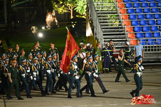 C&aacute;c chiến sĩ vẫy tay tạm biệt người d&acirc;n, kh&eacute;p lại đ&ecirc;m Tổng hợp luyện đầu ti&ecirc;n đ&aacute;ng nhớ- Ảnh 74.