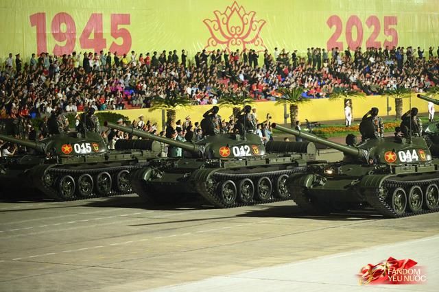 C&aacute;c chiến sĩ vẫy tay tạm biệt người d&acirc;n, kh&eacute;p lại đ&ecirc;m Tổng hợp luyện đầu ti&ecirc;n đ&aacute;ng nhớ- Ảnh 53.