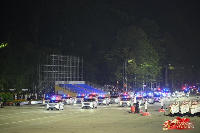 C&aacute;c chiến sĩ vẫy tay tạm biệt người d&acirc;n, kh&eacute;p lại đ&ecirc;m Tổng hợp luyện đầu ti&ecirc;n đ&aacute;ng nhớ- Ảnh 58.