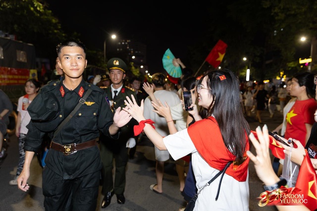 C&aacute;c chiến sĩ vẫy tay tạm biệt người d&acirc;n, kh&eacute;p lại đ&ecirc;m Tổng hợp luyện đầu ti&ecirc;n đ&aacute;ng nhớ- Ảnh 12.