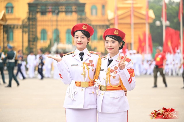 C&aacute;c chiến sĩ vẫy tay tạm biệt người d&acirc;n, kh&eacute;p lại đ&ecirc;m Tổng hợp luyện đầu ti&ecirc;n đ&aacute;ng nhớ- Ảnh 92.