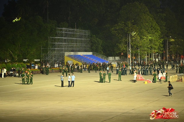C&aacute;c chiến sĩ vẫy tay tạm biệt người d&acirc;n, kh&eacute;p lại đ&ecirc;m Tổng hợp luyện đầu ti&ecirc;n đ&aacute;ng nhớ- Ảnh 81.