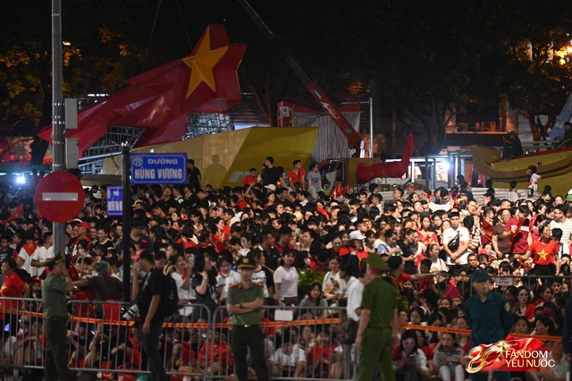 C&aacute;c chiến sĩ vẫy tay tạm biệt người d&acirc;n, kh&eacute;p lại đ&ecirc;m Tổng hợp luyện đầu ti&ecirc;n đ&aacute;ng nhớ- Ảnh 69.