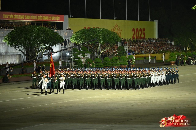 C&aacute;c chiến sĩ vẫy tay tạm biệt người d&acirc;n, kh&eacute;p lại đ&ecirc;m Tổng hợp luyện đầu ti&ecirc;n đ&aacute;ng nhớ- Ảnh 43.