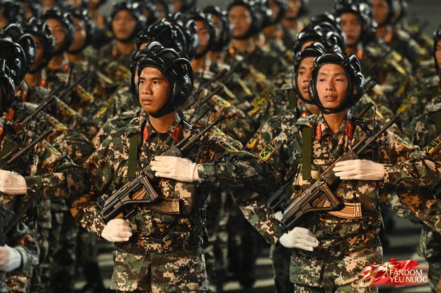 C&aacute;c chiến sĩ vẫy tay tạm biệt người d&acirc;n, kh&eacute;p lại đ&ecirc;m Tổng hợp luyện đầu ti&ecirc;n đ&aacute;ng nhớ- Ảnh 20.