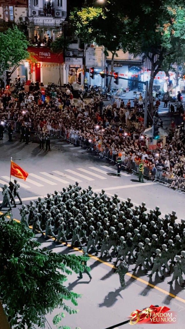 C&aacute;c chiến sĩ vẫy tay tạm biệt người d&acirc;n, kh&eacute;p lại đ&ecirc;m Tổng hợp luyện đầu ti&ecirc;n đ&aacute;ng nhớ- Ảnh 15.