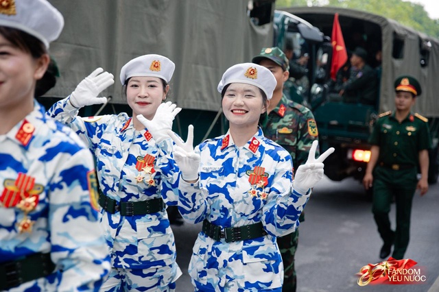 C&aacute;c chiến sĩ vẫy tay tạm biệt người d&acirc;n, kh&eacute;p lại đ&ecirc;m Tổng hợp luyện đầu ti&ecirc;n đ&aacute;ng nhớ- Ảnh 95.