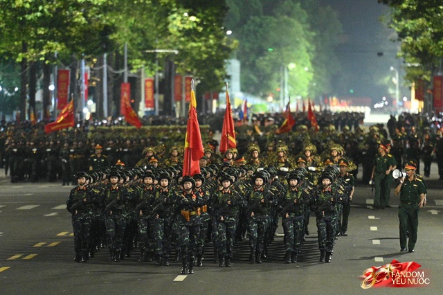 C&aacute;c chiến sĩ vẫy tay tạm biệt người d&acirc;n, kh&eacute;p lại đ&ecirc;m Tổng hợp luyện đầu ti&ecirc;n đ&aacute;ng nhớ- Ảnh 21.