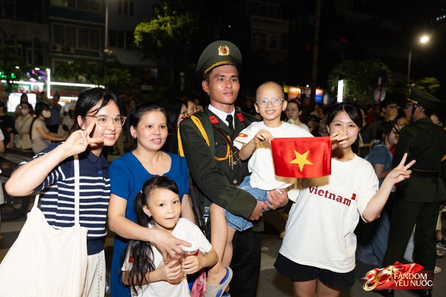 C&aacute;c chiến sĩ vẫy tay tạm biệt người d&acirc;n, kh&eacute;p lại đ&ecirc;m Tổng hợp luyện đầu ti&ecirc;n đ&aacute;ng nhớ- Ảnh 9.