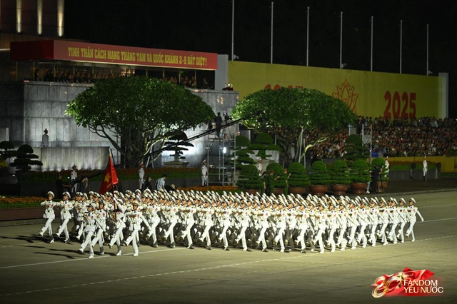 C&aacute;c chiến sĩ vẫy tay tạm biệt người d&acirc;n, kh&eacute;p lại đ&ecirc;m Tổng hợp luyện đầu ti&ecirc;n đ&aacute;ng nhớ- Ảnh 41.