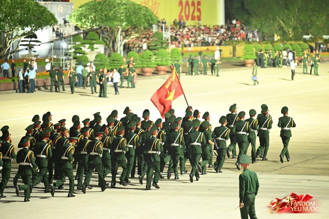 C&aacute;c chiến sĩ vẫy tay tạm biệt người d&acirc;n, kh&eacute;p lại đ&ecirc;m Tổng hợp luyện đầu ti&ecirc;n đ&aacute;ng nhớ- Ảnh 78.