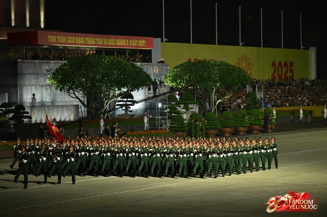 C&aacute;c chiến sĩ vẫy tay tạm biệt người d&acirc;n, kh&eacute;p lại đ&ecirc;m Tổng hợp luyện đầu ti&ecirc;n đ&aacute;ng nhớ- Ảnh 38.