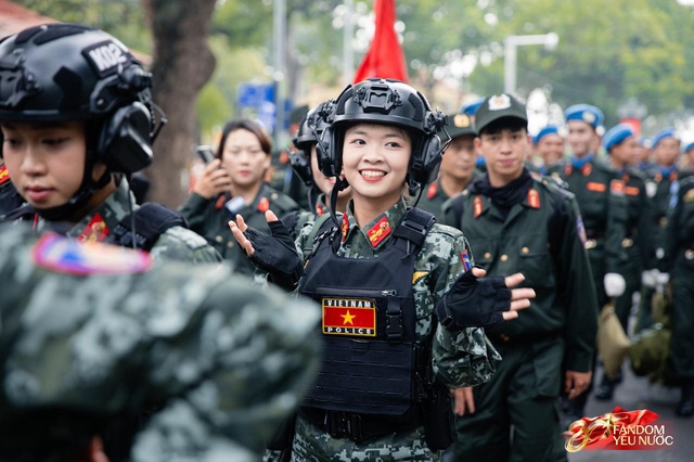 C&aacute;c chiến sĩ vẫy tay tạm biệt người d&acirc;n, kh&eacute;p lại đ&ecirc;m Tổng hợp luyện đầu ti&ecirc;n đ&aacute;ng nhớ- Ảnh 93.