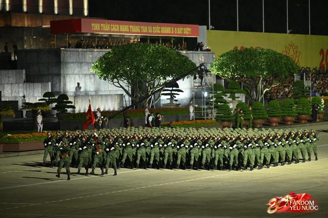 C&aacute;c chiến sĩ vẫy tay tạm biệt người d&acirc;n, kh&eacute;p lại đ&ecirc;m Tổng hợp luyện đầu ti&ecirc;n đ&aacute;ng nhớ- Ảnh 47.