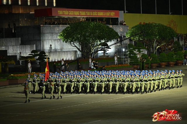 C&aacute;c chiến sĩ vẫy tay tạm biệt người d&acirc;n, kh&eacute;p lại đ&ecirc;m Tổng hợp luyện đầu ti&ecirc;n đ&aacute;ng nhớ- Ảnh 44.