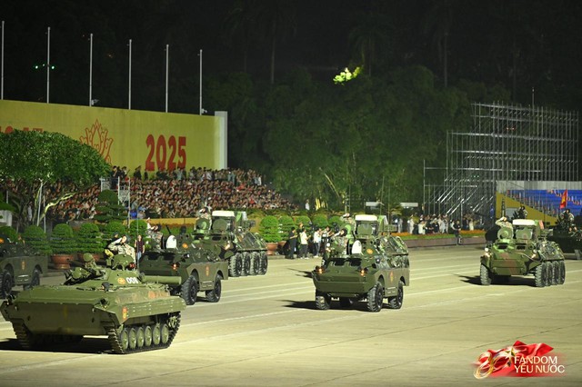 C&aacute;c chiến sĩ vẫy tay tạm biệt người d&acirc;n, kh&eacute;p lại đ&ecirc;m Tổng hợp luyện đầu ti&ecirc;n đ&aacute;ng nhớ- Ảnh 55.