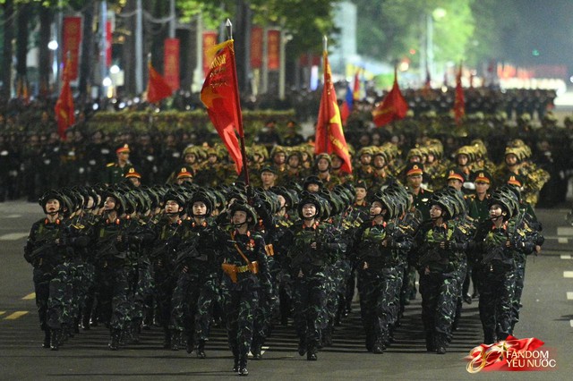 C&aacute;c chiến sĩ vẫy tay tạm biệt người d&acirc;n, kh&eacute;p lại đ&ecirc;m Tổng hợp luyện đầu ti&ecirc;n đ&aacute;ng nhớ- Ảnh 25.