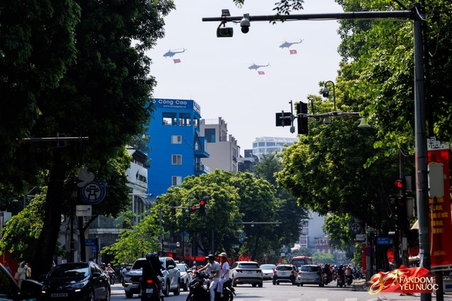 Tiêm kích, trực thăng rầm rộ bay trên bầu trời Hà Nội, người dân hò reo không ngớt- Ảnh 6. Tiêm kích, trực thăng rầm rộ bay trên bầu trời Hà Nội, người dân hò reo không ngớt- Ảnh 6.