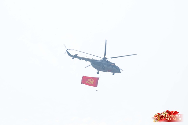 Tiêm kích, trực thăng rầm rộ bay trên bầu trời Hà Nội, người dân hò reo không ngớt- Ảnh 10. Tiêm kích, trực thăng rầm rộ bay trên bầu trời Hà Nội, người dân hò reo không ngớt- Ảnh 10.