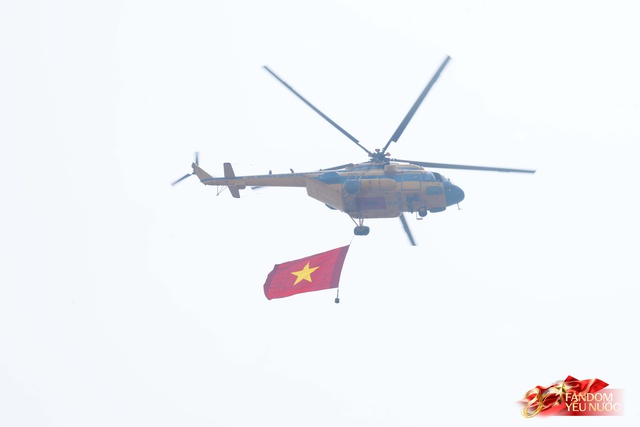 Tiêm kích, trực thăng rầm rộ bay trên bầu trời Hà Nội, người dân hò reo không ngớt- Ảnh 9. Tiêm kích, trực thăng rầm rộ bay trên bầu trời Hà Nội, người dân hò reo không ngớt- Ảnh 9.