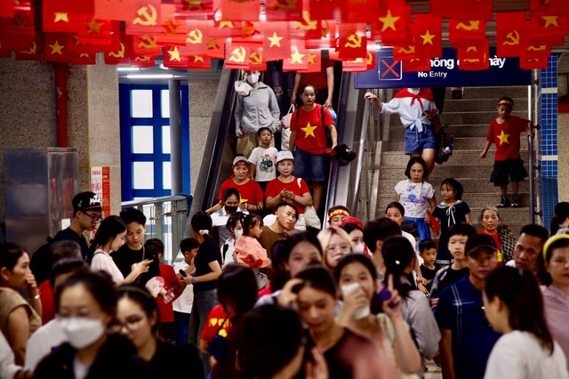 Hà Nội đổ mưa bất ngờ, "khối yêu nước" vẫn kiên trì bám trụ chỗ đẹp chờ xem tổng hợp luyện tối nay- Ảnh 11. Hà Nội đổ mưa bất ngờ, "khối yêu nước" vẫn kiên trì bám trụ chỗ đẹp chờ xem tổng hợp luyện tối nay- Ảnh 11.