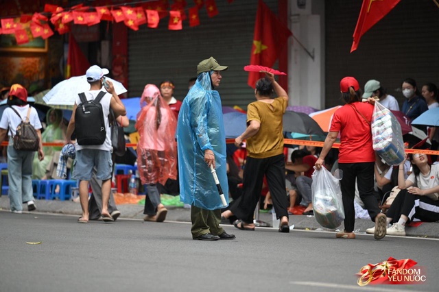 Hà Nội đổ mưa bất ngờ, "khối yêu nước" vẫn kiên trì bám trụ chỗ đẹp chờ xem tổng hợp luyện tối nay- Ảnh 1. Hà Nội đổ mưa bất ngờ, "khối yêu nước" vẫn kiên trì bám trụ chỗ đẹp chờ xem tổng hợp luyện tối nay- Ảnh 1.