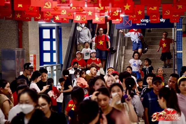 Hà Nội đổ mưa bất ngờ, "khối yêu nước" vẫn kiên trì bám trụ chỗ đẹp chờ xem tổng hợp luyện tối nay- Ảnh 10. Hà Nội đổ mưa bất ngờ, "khối yêu nước" vẫn kiên trì bám trụ chỗ đẹp chờ xem tổng hợp luyện tối nay- Ảnh 10.