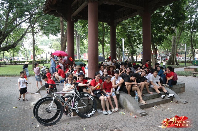 Hà Nội đổ mưa bất ngờ, "khối yêu nước" vẫn kiên trì bám trụ chỗ đẹp chờ xem tổng hợp luyện tối nay- Ảnh 2. Hà Nội đổ mưa bất ngờ, "khối yêu nước" vẫn kiên trì bám trụ chỗ đẹp chờ xem tổng hợp luyện tối nay- Ảnh 2.