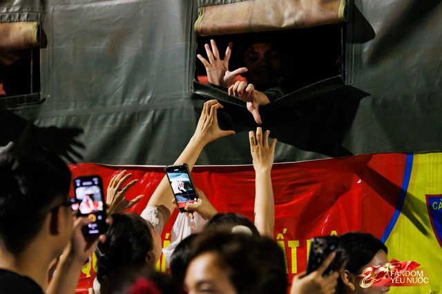 Kết th&uacute;c buổi tổng hợp luyện lần 2 đầy cảm x&uacute;c, người d&acirc;n đổ ra đường vẫy ch&agrave;o c&aacute;c chiến sĩ A80- Ảnh 11.