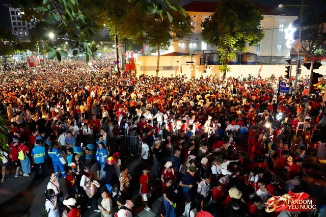 Kết th&uacute;c buổi tổng hợp luyện lần 2 đầy cảm x&uacute;c, người d&acirc;n đổ ra đường vẫy ch&agrave;o c&aacute;c chiến sĩ A80- Ảnh 50.