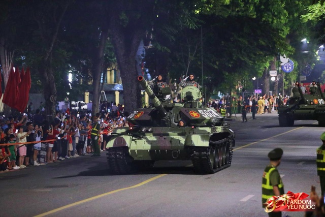 Kết th&uacute;c buổi tổng hợp luyện lần 2 đầy cảm x&uacute;c, người d&acirc;n đổ ra đường vẫy ch&agrave;o c&aacute;c chiến sĩ A80- Ảnh 62.