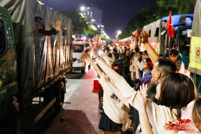 Kết th&uacute;c buổi tổng hợp luyện lần 2 đầy cảm x&uacute;c, người d&acirc;n đổ ra đường vẫy ch&agrave;o c&aacute;c chiến sĩ A80- Ảnh 4.