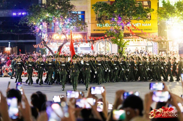 Kết th&uacute;c buổi tổng hợp luyện lần 2 đầy cảm x&uacute;c, người d&acirc;n đổ ra đường vẫy ch&agrave;o c&aacute;c chiến sĩ A80- Ảnh 30.