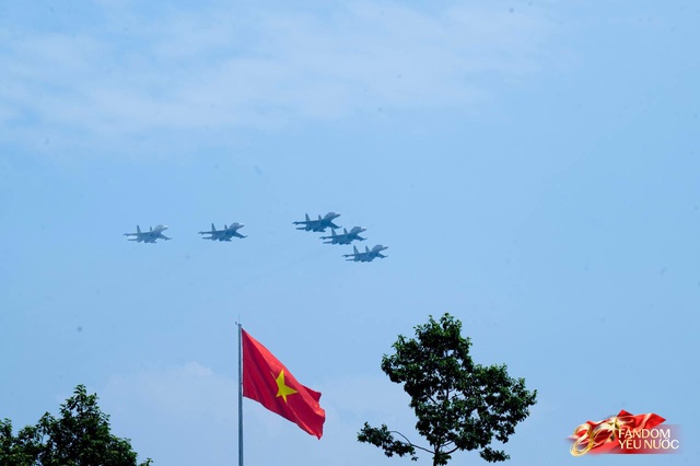 Tiêm kích, trực thăng rầm rộ bay trên bầu trời Hà Nội, người dân hò reo không ngớt- Ảnh 11. Tiêm kích, trực thăng rầm rộ bay trên bầu trời Hà Nội, người dân hò reo không ngớt- Ảnh 11.
