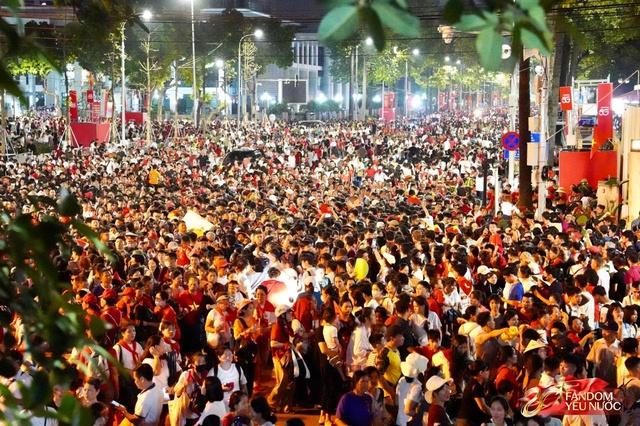 Kết th&uacute;c buổi tổng hợp luyện lần 2 đầy cảm x&uacute;c, người d&acirc;n đổ ra đường vẫy ch&agrave;o c&aacute;c chiến sĩ A80- Ảnh 51.