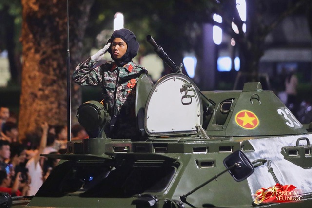 Kết th&uacute;c buổi tổng hợp luyện lần 2 đầy cảm x&uacute;c, người d&acirc;n đổ ra đường vẫy ch&agrave;o c&aacute;c chiến sĩ A80- Ảnh 69.