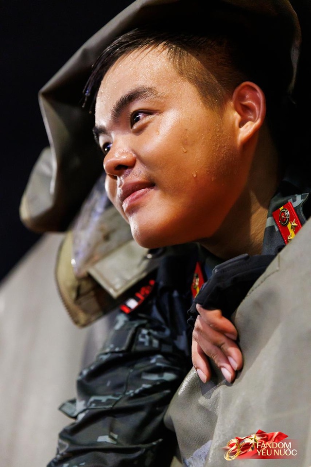 Kết th&uacute;c buổi tổng hợp luyện lần 2 đầy cảm x&uacute;c, người d&acirc;n đổ ra đường vẫy ch&agrave;o c&aacute;c chiến sĩ A80- Ảnh 12.