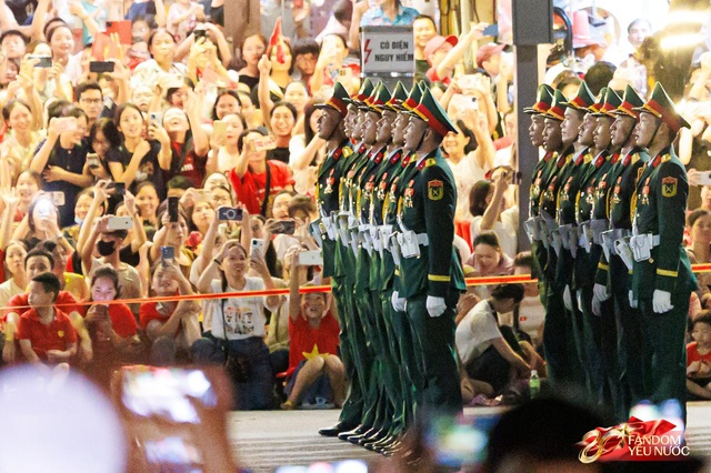 Kết th&uacute;c buổi tổng hợp luyện lần 2 đầy cảm x&uacute;c, người d&acirc;n đổ ra đường vẫy ch&agrave;o c&aacute;c chiến sĩ A80- Ảnh 49.