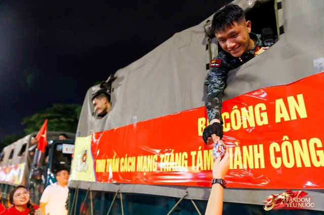 Kết th&uacute;c buổi tổng hợp luyện lần 2 đầy cảm x&uacute;c, người d&acirc;n đổ ra đường vẫy ch&agrave;o c&aacute;c chiến sĩ A80- Ảnh 9.