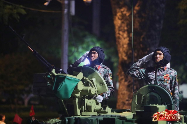 Kết th&uacute;c buổi tổng hợp luyện lần 2 đầy cảm x&uacute;c, người d&acirc;n đổ ra đường vẫy ch&agrave;o c&aacute;c chiến sĩ A80- Ảnh 70.