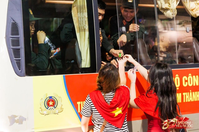 Kết th&uacute;c buổi tổng hợp luyện lần 2 đầy cảm x&uacute;c, người d&acirc;n đổ ra đường vẫy ch&agrave;o c&aacute;c chiến sĩ A80- Ảnh 2.