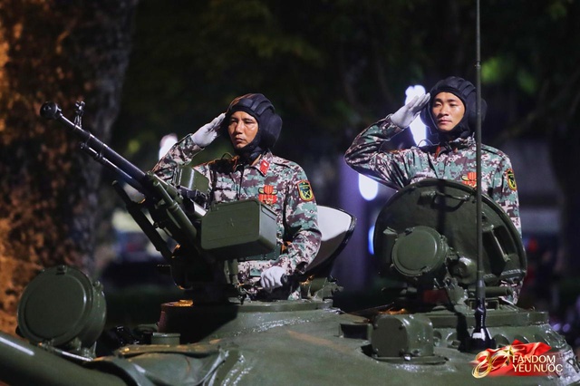Kết th&uacute;c buổi tổng hợp luyện lần 2 đầy cảm x&uacute;c, người d&acirc;n đổ ra đường vẫy ch&agrave;o c&aacute;c chiến sĩ A80- Ảnh 67.